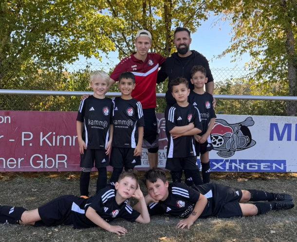 Junge Fußballer des FC Horb mit Betreuern am Spielfeldrand
