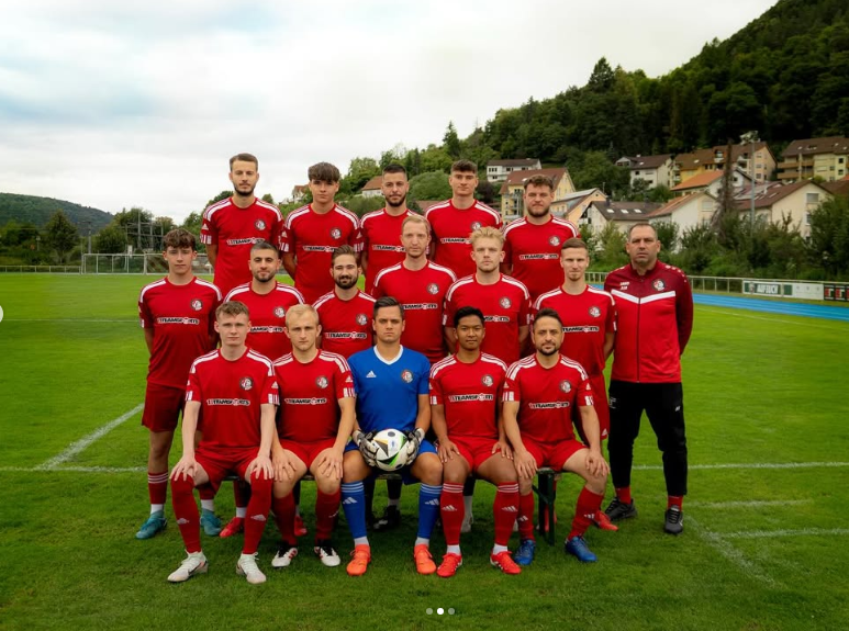 1. Mannschaft des FC Horb in roten Trikots auf dem Spielfeld